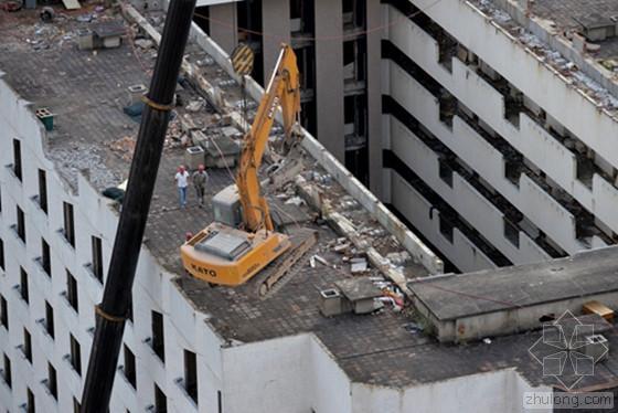 “服役”不到30年 福州标志性建筑温泉大饭店开拆-大钩机已在楼顶开始作业