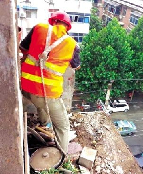 路灯加固方案资料下载-又一阳台坠落：风雨中六楼阳台坠落砸坏路灯