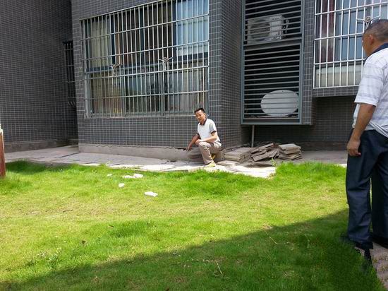 商铺内装修资料下载-多栋公寓楼体开裂 原是商铺非法扩建挖空地基