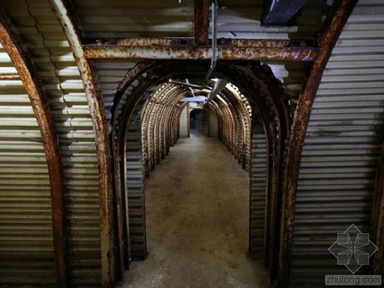 二战后建筑ppt资料下载-探秘70年前的“英二战期间秘密隧道”（组图）