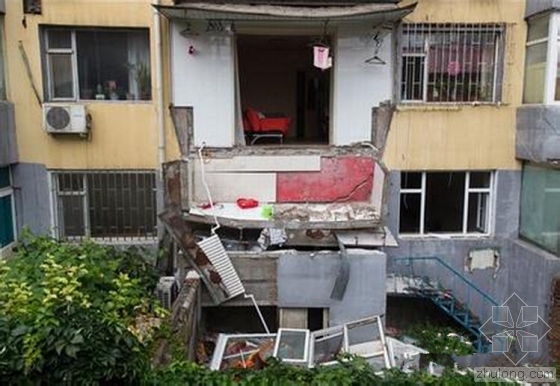 阳台最新装修资料下载-长春居民楼阳台坍塌 装修工人被砸身亡