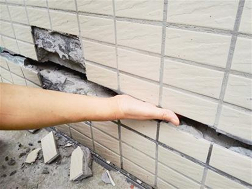 房屋安全问题资料下载-手掌轻易伸进墙根裂缝 住建委称不是结构安全问题