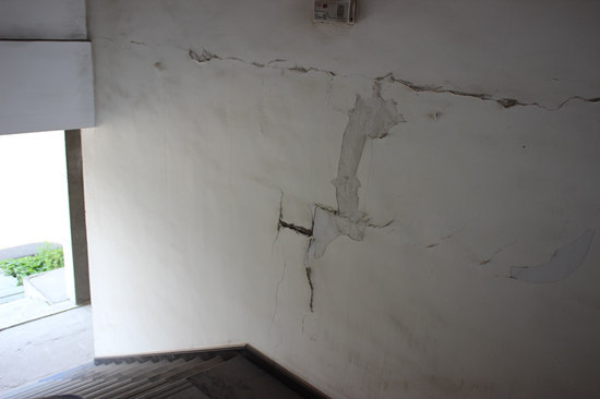 5000平方左右八层建筑资料下载-用5000万垒了个“鸡窝” 科研楼8个月矮了6厘米