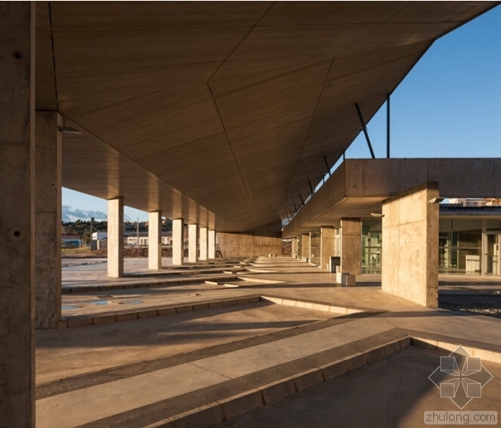公交车站文本资料下载-西班牙的混凝土公交车站 尽显刚性之美
