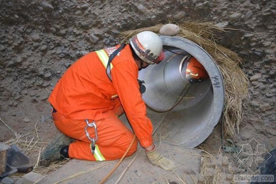 河道塌方清理方案资料下载-新疆昌吉一管道施工现场塌方工人被埋地下4米