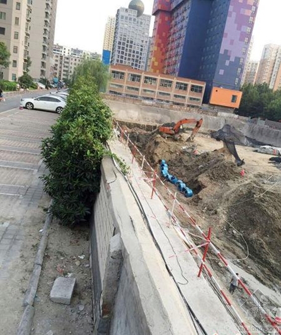 郑州深基坑工程资料下载-郑州一小区地面沉陷 旁边紧挨深基坑