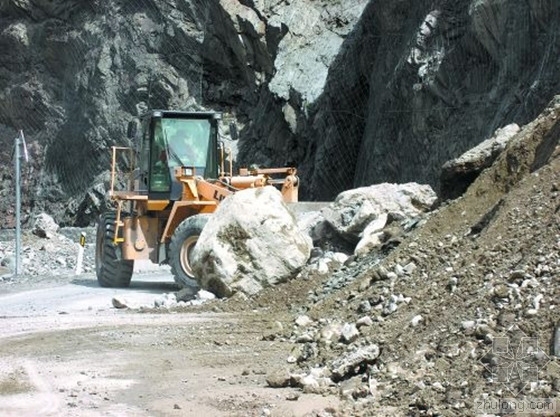 边坡塌方清理资料下载-新疆独库公路多处山体塌方