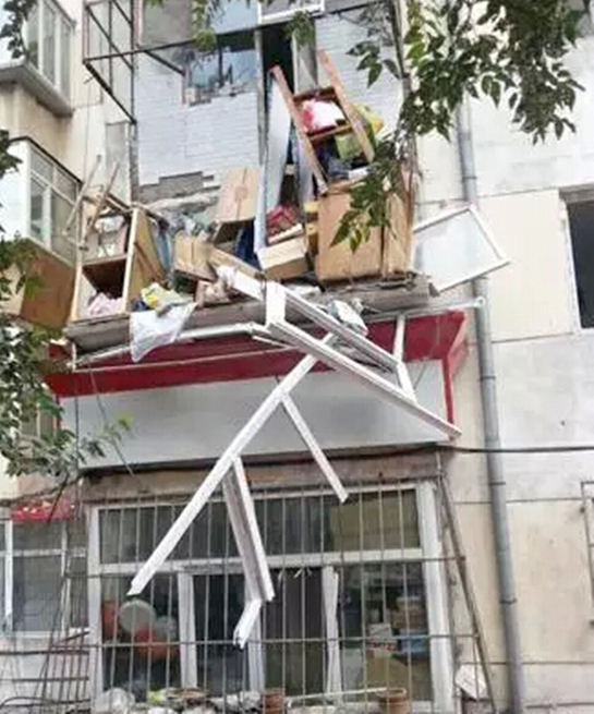 阳台维修设计资料下载-20年老楼阳台坍塌 声音似爆炸