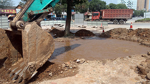 道路街头改造资料下载-施工挖破管 街头现“水塘”