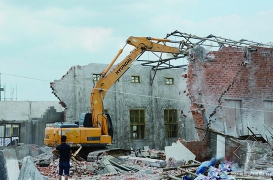 亮化应急预案资料下载-长沙违建群：40米通道内暗藏21间“宿舍”