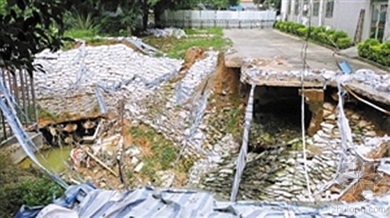回填修复案例资料下载-深圳一医院旁塌陷大坑四个月无人修复 目前仍在招标