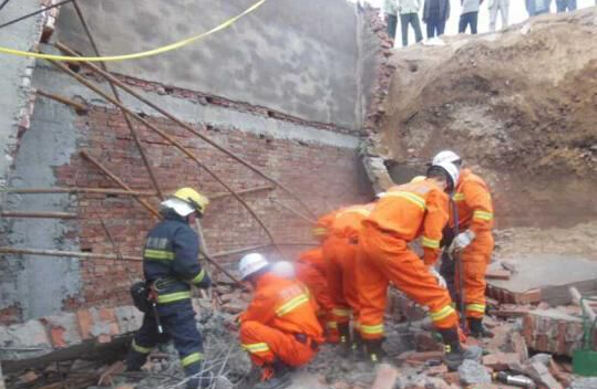 最新围墙图集资料下载-兰州一奶牛场在建围墙坍塌致5死6伤