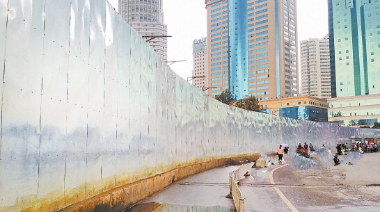 珠海市城市建设施工围挡资料下载-施工围挡“裸奔”市民建议改为文化墙