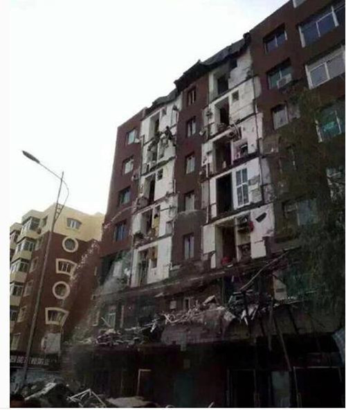 元阳观音山资料下载-10户阳台突然整体坍塌 住户已全部撤离