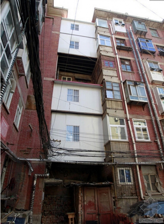 居民区施工图资料下载-郑州一居民区惊现“悬空楼阁” 六根钢管架起一间房