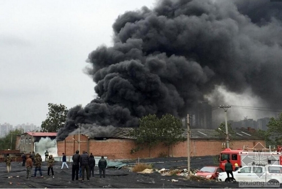 多个厂区规划总平面图资料下载-郑州仓库失火被扑灭 厂区遭遇“趁火强拆”