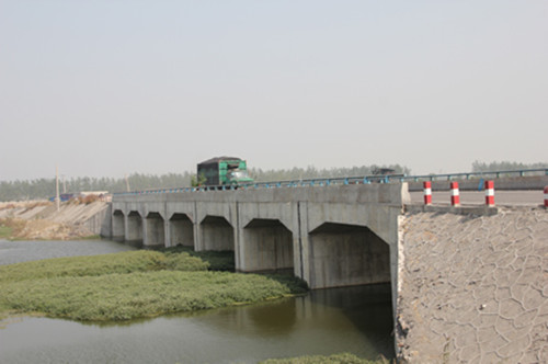 16米桥的图纸资料下载-百余米要建7座桥 施工方：村民要求