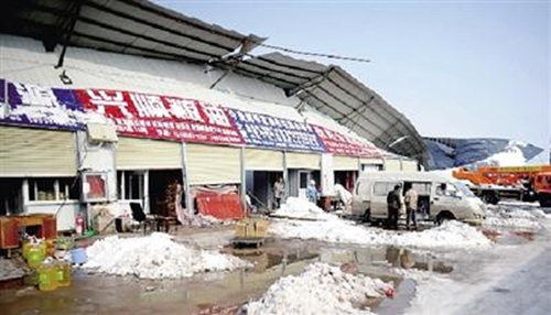 简易大棚cad资料下载-郑州暴雪致一长200米仓库坍塌 百万元粮油被埋
