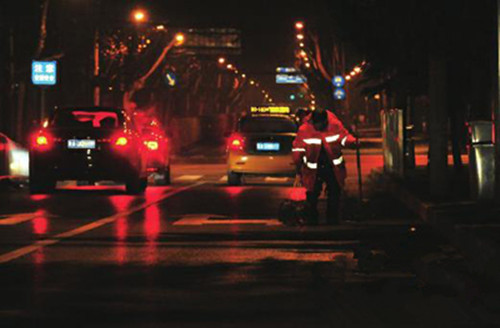路边绿化cad资料下载-南京施工工程车深夜轧死路边保洁员