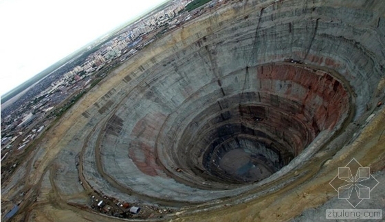 废弃矿场景观资料下载-西伯利亚一钻石矿发生滑坡 道路被阻电塔被毁