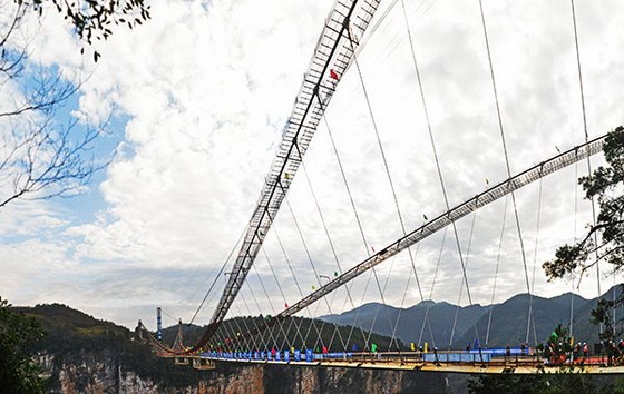 张家界大峡谷最长玻璃桥合龙 创多项世界之最-张家界大峡谷最长玻璃桥合龙 创多项世界之最