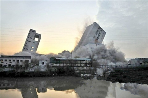 定向爆破专项施工方案资料下载-“江苏第一爆”定向爆破成功 105.45米高工业楼被拆除