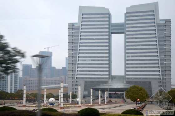 奢华版政府办公楼：院子变机场 白宫成爆款-2014年2月9日，浙江舟山市政府的办公大楼。