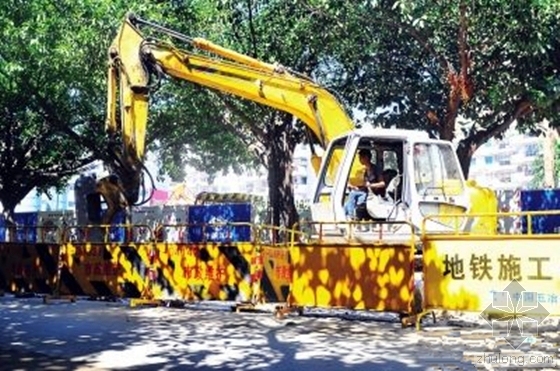 地铁基坑涌水资料下载-福州地铁基坑涌水致路面沉降 预计4天修复通车