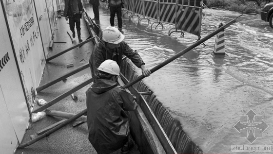 工地围蔽施工图资料下载-广州大道北怡新路惊现50米地裂 雨中两轿车被卡裂缝