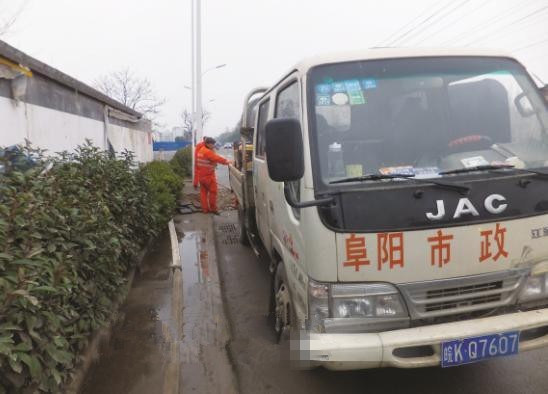 建筑制图读图与识图资料下载-施工人员为图方便 冒充市政人员街头破路