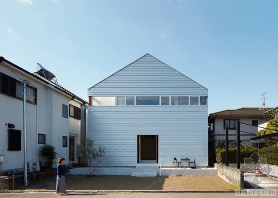 标准篮球场模型资料下载-你能猜到日本这栋民宅里有个篮球场吗？
