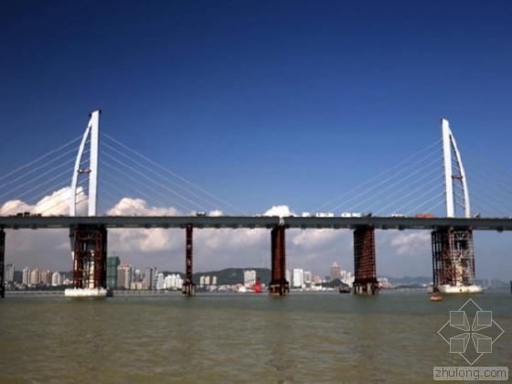 港珠澳大桥钢塔吊装资料下载-港珠澳大桥用42万吨钢 吊装就像看科幻大片