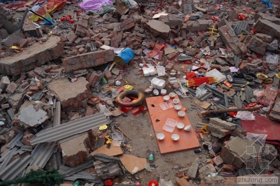 废墟建筑su资料下载-郑州一市场遭强拆 商户货物被埋废墟下