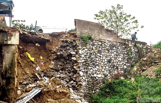 道路塌方挖土资料下载-广西花鸟市场发生塌方 疑与道路建设有关