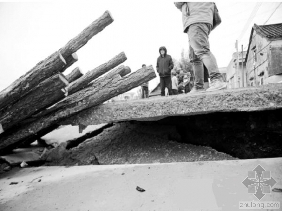民房地梁结构图资料下载-广东公路突陷50米长3米深大坑 附近民房开裂