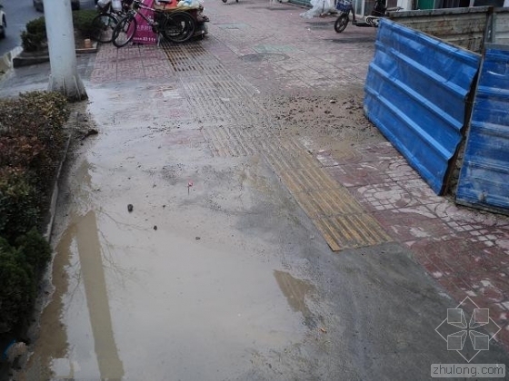现场临时围挡资料下载-南京市一工地施工不围挡污水漫溢遭处罚