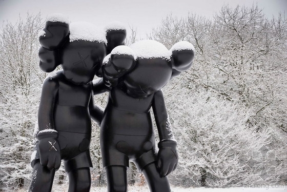 英国小区规划设计方案资料下载-英国公园里，KAWS的大型玩具雕塑有点大！