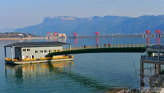 有坝取水资料下载-三峡坝前首座泵船式取水泵站搭建完成