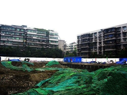 义乌城乡规划管理技术规定资料下载-一墙之隔要建高楼 还未施工已开裂下沉