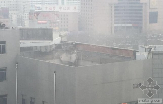 生态节能建筑居住小区资料下载-济南浦发大厦楼顶施工中坍塌 致9人受伤无人员死亡