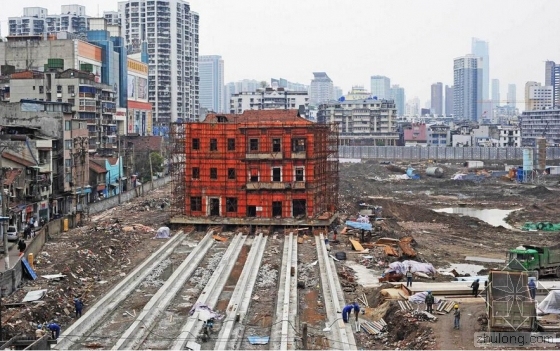武汉的建筑资料下载-武汉文保单位首平移 百年建筑滑行90余米
