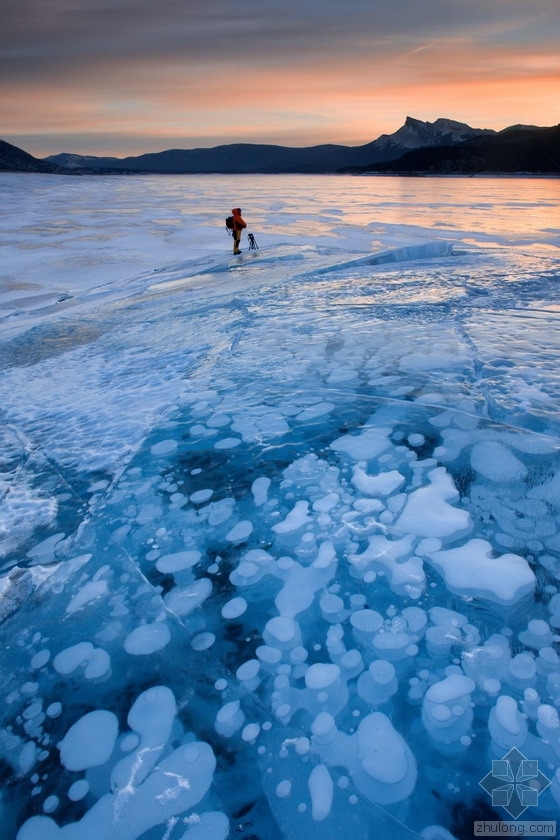 解秘加拿大湖里美丽的冰冻气泡！
