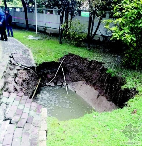 草坪地面做法资料下载-小区草坪突然塌了一个大坑  坑洞离居民楼只有6米多远