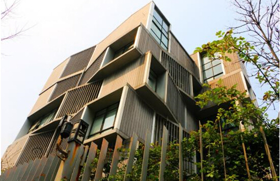 教学楼大门改造案例资料下载-旧教学楼立体化 纵横交错格外有型