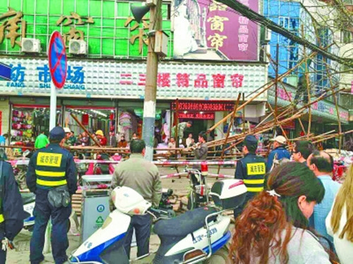 24米排架资料下载-武汉临街一排脚手架倒塌  砸中一名路人和数辆电动车