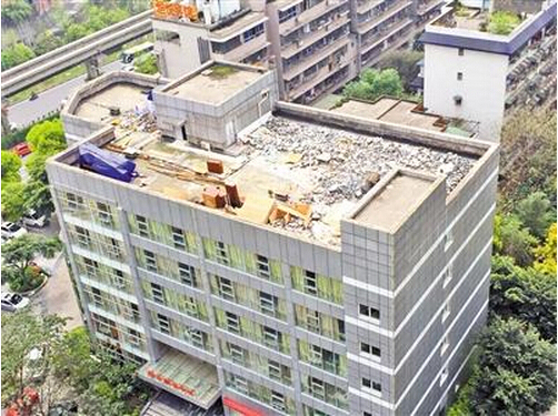 楼顶设计su资料下载-重庆某小区楼顶变成废渣场 小区业主们意见大