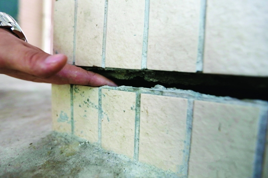 承重墙裂缝处理资料下载-楼房外墙长几米长裂缝 房管所初步验查结果不影响居住