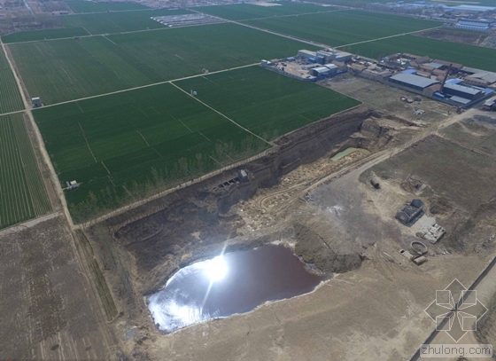 1.2万平米巨型天坑 举报2年无人管-拍摄的照片显示，巨大的污水坑紧邻耕地