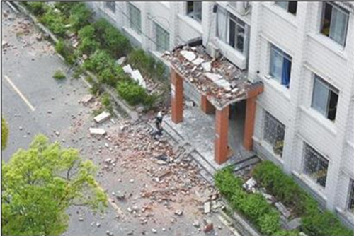 老旧楼房外墙资料下载-贵州学校教学楼楼顶矮墙掉落砸中多名学生