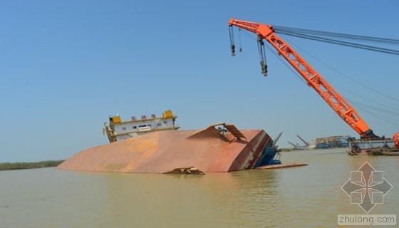 拦门沙资料下载-大型采沙船撞上拦河坝侧翻被卡